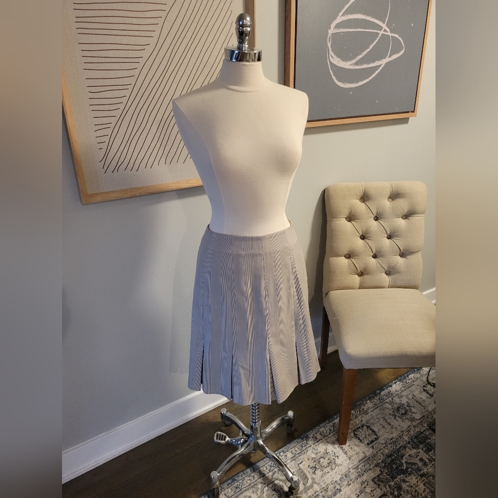 Pleated office skirt